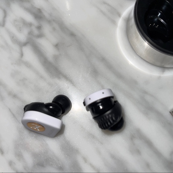 Louis Vuitton headphones - Picture 9 of 9